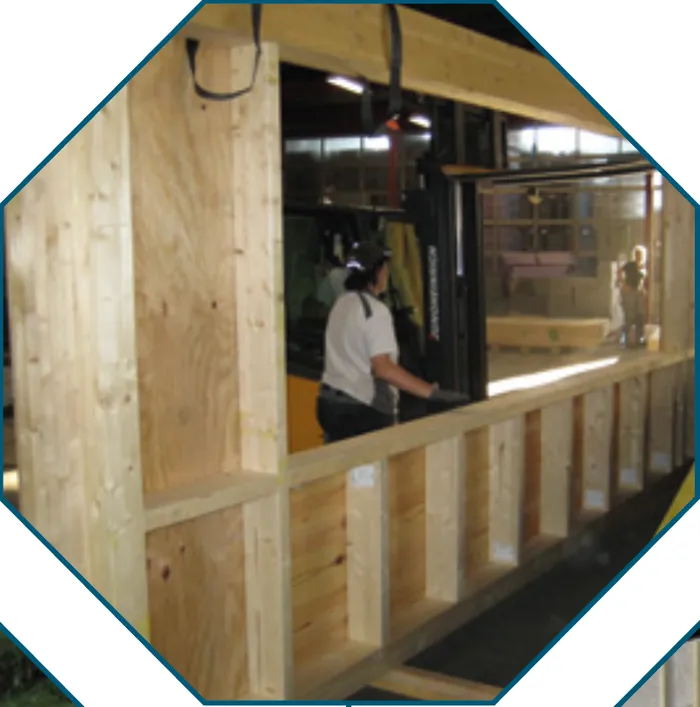 Fertigung der Holzmodule in der Halle