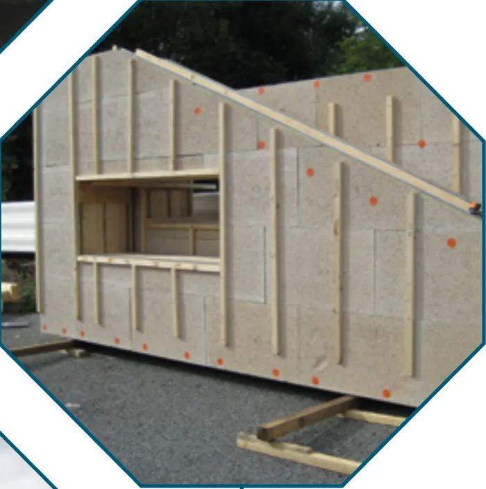 Holzmodul mit Fensteröffnungen